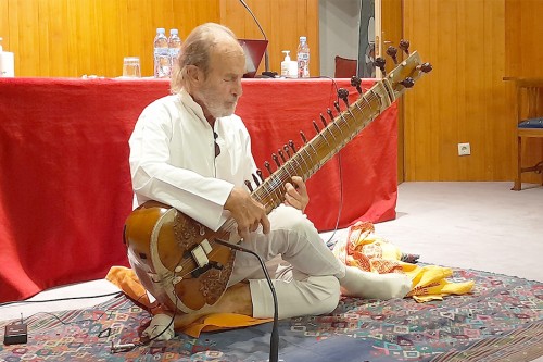 «Renovarse, cultivarse, organizarse y ser consciente», precedido de un breve concierto de sitar, con Fernando Díez